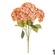 Umelé kvety hortenzie v jesenných farbách.