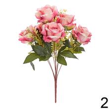 Kytica umelých ruží v ružových odtieňoch.