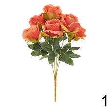 Kytica umelých ruží v jesenných farbách.