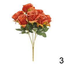 Kytica umelých ruží v jesenných farbách.