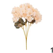 Kytica umelých hortenzií v mixe farieb.