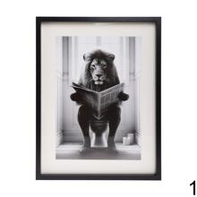 Obraz so zvieratami na toalete, čiernobiely motív.