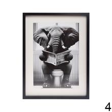 Obraz so zvieratami na toalete, čiernobiely motív.