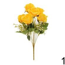 Kytica umelých ruží v mixe svetlých farieb.