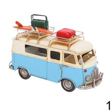 Kovový deko KARAVAN s modro-bielou farbou a detailmi na streche.