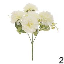 Umelé kvety - kytička dahlií v svetlých farbách.