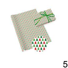 Vianočné baliace papiere v rôznych farbách a vzoroch.