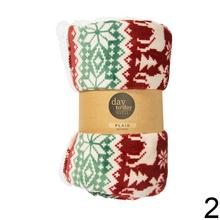 Vianočný prehoz s červenými a zelenými vzormi.