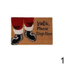 Vianočná rohož s nápisom 'Santa, Please Stop Here'.