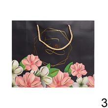 Darčeková taška s kvetinovým motívom.