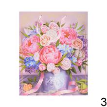 Darčeková taška s kvetinovým motívom.