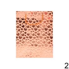 Darčeková taška s motívom srdiečok v rôznych farbách.