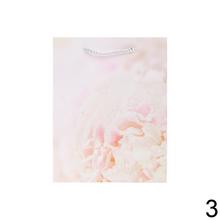 Darčeková taška s kvetinovým vzorom a glitrami.