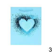 Darčeková taška s motívom srdca v rôznych farbách.