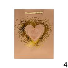 Darčeková taška s motívom srdca v rôznych farbách.