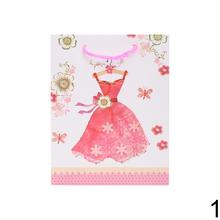 Darčeková taška s motívom šiat a motýľov.