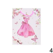 Darčeková taška s motívom šiat a motýľov.