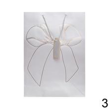 Darčeková taška s mašľou v rôznych farbách.