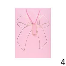 Darčeková taška s mašľou v rôznych farbách.