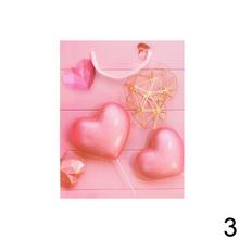 Darčeková taška so srdiečkami v ružových odtieňoch.