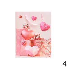 Darčeková taška so srdiečkami v ružových odtieňoch.