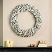 Vianočný veniec snehom pokrytý