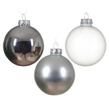 Sada sklenených vianočných guľí v strieborných odtieňoch.