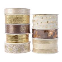 Vianočné stuhy v zlatých a bielych farbách.