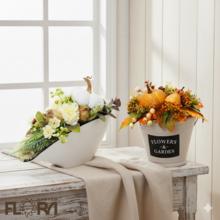 Jesenné aranžmá s tekvicami a kvetmi.