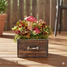 Jesenné aranžmá s hubami a kvetmi v drevenej krabici.