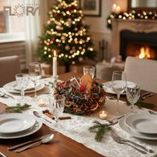 Vianočné aranžmá s dekoráciami a sviečkou.