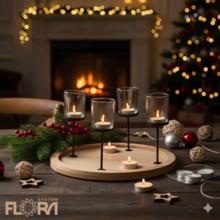 Adventný svietnik s dreveným podstavcom a sklenenými svietnikmi.