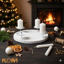 Biely svietnik s kruhovým tvarom a štyrmi sviečkami.