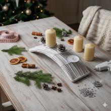 Biely adventný svietnik s glitrom a štyrmi miestami na sviečky.