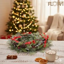 Vianočný veniec z polytextilu s červenými stuhami a šiškami.