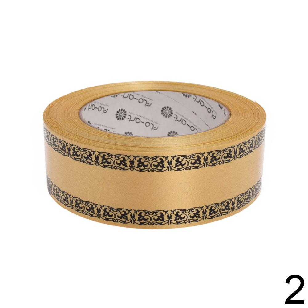 Smuteční stuha s černým vzorem na bílém pozadí.