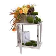 Smútočná väzba s kvetinovou dekoráciou a svietnikom.