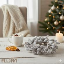 Vianočný veniec so zasneženými šiškami, priemer 20 cm.