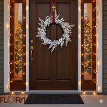 Biely veniec s bobuľami a šípkami na prútí.