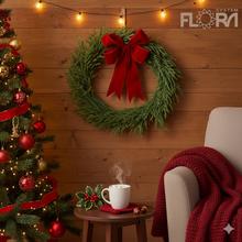 Vianočný veniec s červenou zamatovou mašľou.