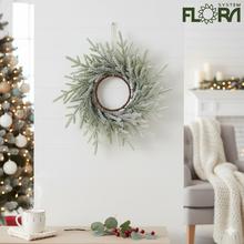 Zelený zasnežený veniec z čečiny s priemerom 27 cm.