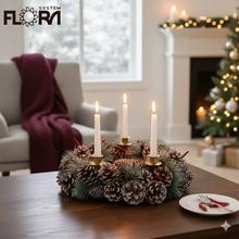 Vianočný veniec so šiškami a červenými plodmi.