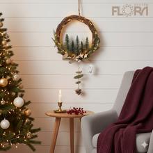 Vianočný veniec so stromčekmi a drevom.