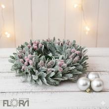 Vianočný veniec s bobuľami a šiškami, priemer 30 cm.