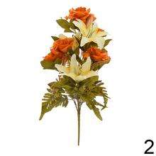 Kytica umelých kvetov s ľaliami a jesennými ružami.