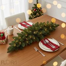 Zelená čečinová girlanda v tvare oblúka.