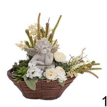 Smútočná väzba s kvetinami a sochou anjela.