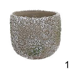 Cementový obal v koralovej farbe s textúrou.