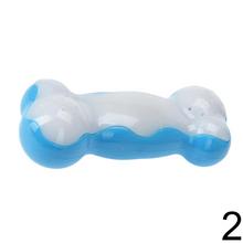 Hračky pre psa chladiaca kosť v modro-bielej farbe.