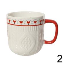 Porcelánové šálky s vianočným vzorom a červeným uchom.